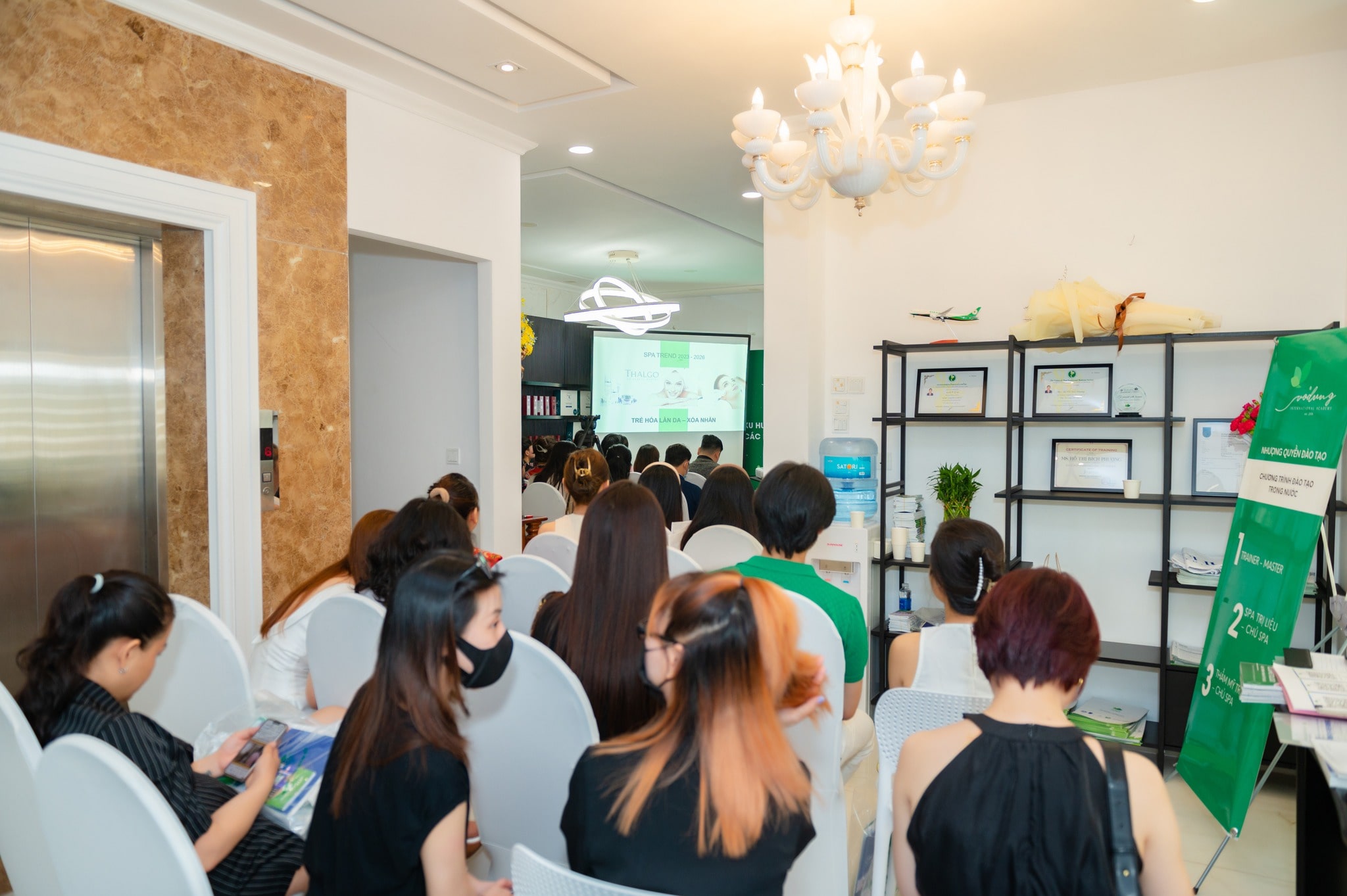 huong dan chi tiet hoc cach tri lieu spa chuyen nghiep nang cao tay nghe mo spa thanh cong 2 min