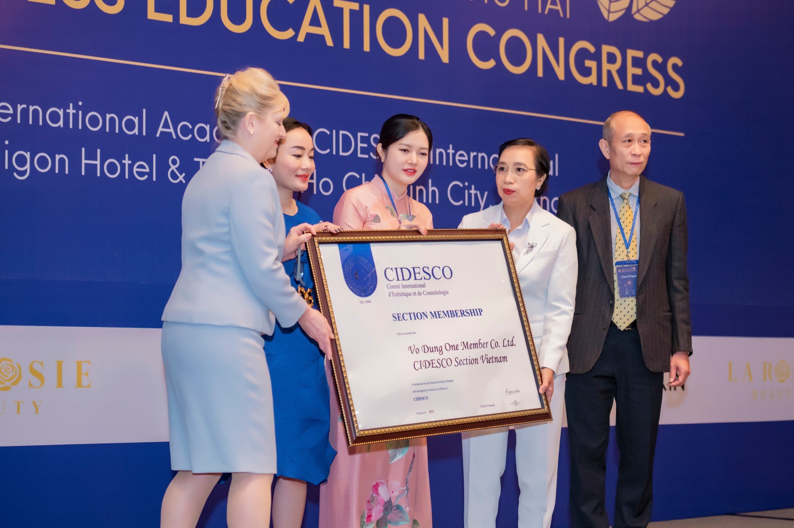 Võ Dung Beauty & Spa International Academy là Học viện đầu tiên và duy nhất được CIDESCO công nhận
